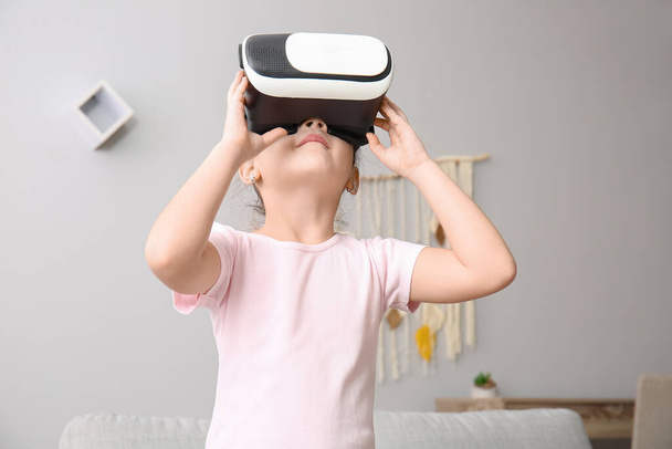 Little girl with virtual reality glasses at home - Valokuva, kuva