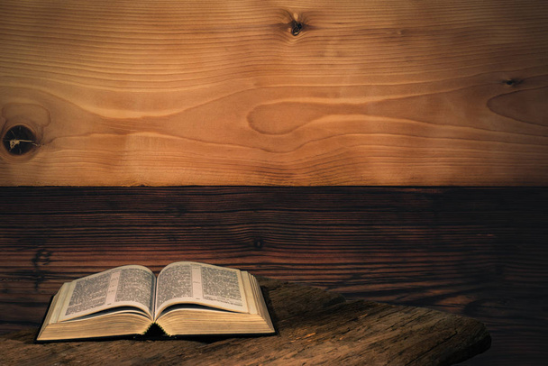 Offene Bibel auf einem roten alten Holztisch. Schöne Holz Wand Hintergrund. - Foto, Bild