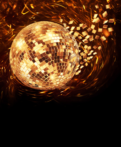 Vintage disco spiegel bal spinnen en breken in gouden vliegende glazen pixel fragmenten op donkere achtergrond - Foto, afbeelding