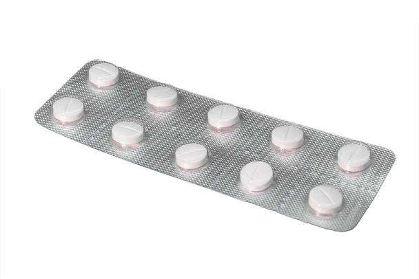 Блістер білих таблеток ізольовано на білому тлі
 - Фото, зображення