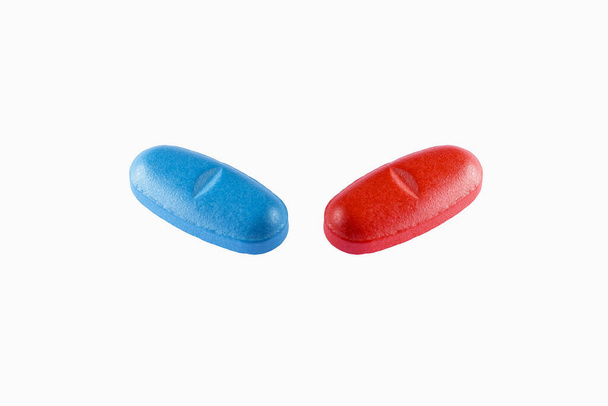 Vista di un blu e rosso Pillole su sfondo bianco
 - Foto, immagini