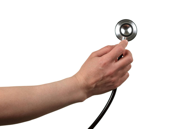 Medische diagnostische hulpmiddel fonendoscoop, in vrouwelijke hand, geïsoleerd op witte achtergrond - Foto, afbeelding