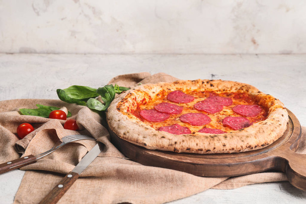 Sabrosa pizza sobre fondo blanco - Foto, Imagen