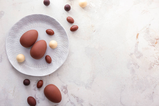 Savoureux chocolat oeufs de Pâques sur fond clair
 - Photo, image