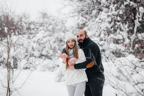 Couple playing with snow in the forest - Foto, Imagem