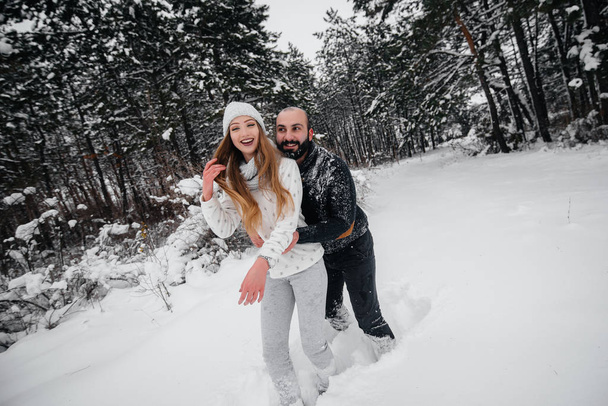 Couple playing with snow in the forest - Valokuva, kuva