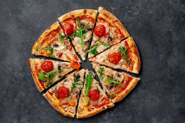 sabrosa pizza italiana con queso mozzarella, champiñones, tomate, pimiento, cebolla sobre un fondo de piedra
 - Foto, imagen