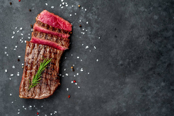 grilované hovězí steak na kamenném pozadí - Fotografie, Obrázek