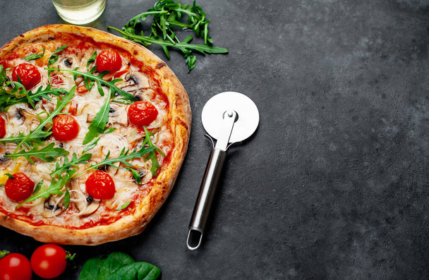 Вкусная итальянская пицца с сыром моцарелла, грибами, помидорами, перцем
 - Фото, изображение