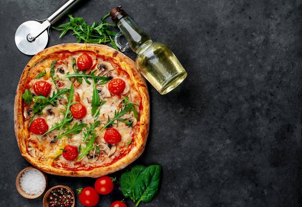 Deliciosa pizza italiana con queso mozzarella, champiñones, tomate, pimiento
 - Foto, Imagen