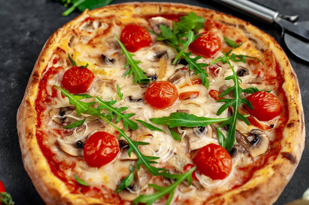 Вкусная итальянская пицца с сыром моцарелла, грибами, помидорами, перцем
 - Фото, изображение
