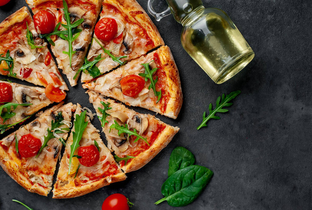 sabrosa pizza italiana con queso mozzarella, champiñones, tomate, pimiento, cebolla sobre un fondo de piedra
 - Foto, Imagen
