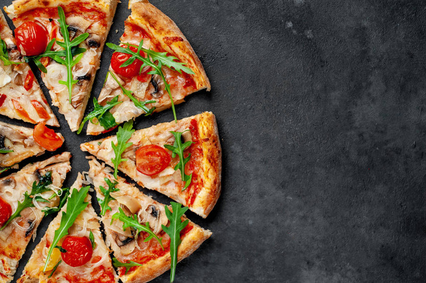 ízletes olasz pizza mozzarella sajttal, gomba, paradicsom, harangbors, hagyma kő alapon - Fotó, kép
