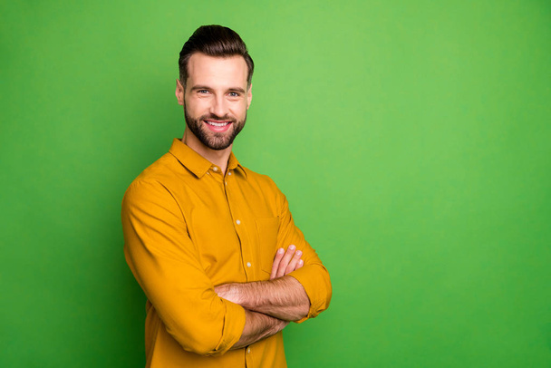 Profile photo of good mood young business man crossed arms meeting colleagues corporate seminar formalwear yellow shirt isolated bright green color background - Fotografie, Obrázek