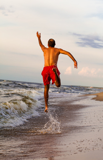 Hombre feliz saltando
 - Foto, imagen