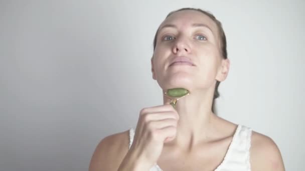 Vrouw doet oefeningen roller voor de elasticiteit van de huid van de nek - Video