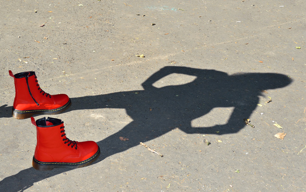 Punaiset kengät ja lapsen varjo
 - Valokuva, kuva