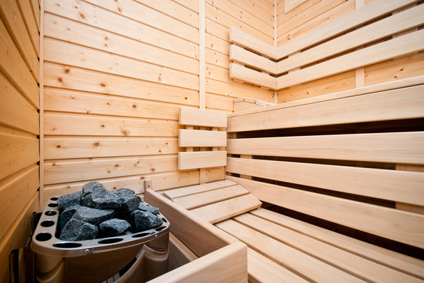 Vista grandangolare dell'interno della sauna in legno
 - Foto, immagini