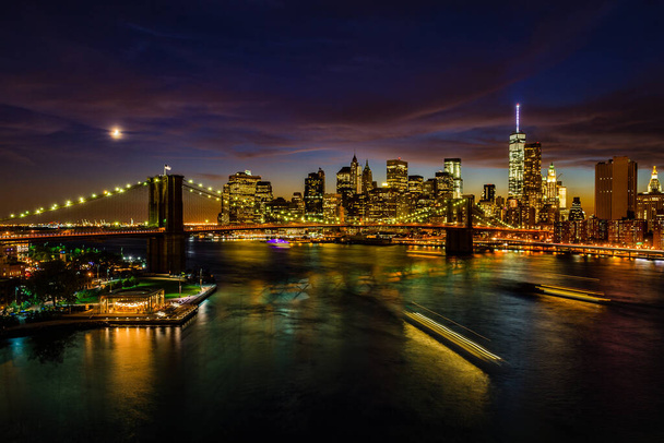 Hämmästyttävä New Yorkin kaupunkikuva auringonlaskun jälkeen
 - Valokuva, kuva