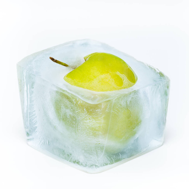 Green apple frozen in the ice cube - Foto, Imagem