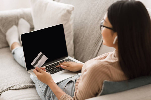 Girl making online purchase on laptop computer - Zdjęcie, obraz