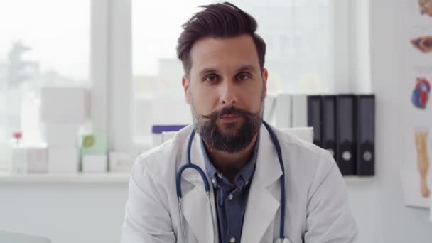 Ręczne wideo pokazuje męskiego lekarza w gabinecie lekarskim. Zdjęcia z kamery Red Hel w 8k  - Materiał filmowy, wideo