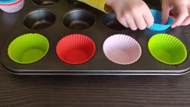 mãos preparando forma colorida para cupcakes, imagens de vídeo
  - Filmagem, Vídeo