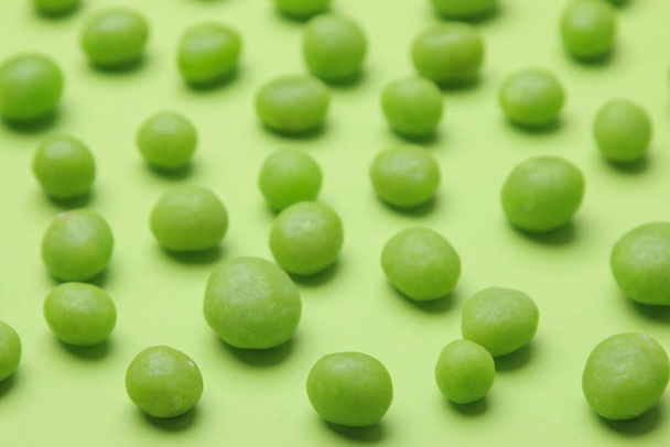 Het concept van minimalisme. achtergrond van heerlijke helder groene snoepjes op een fel groene achtergrond. - Foto, afbeelding
