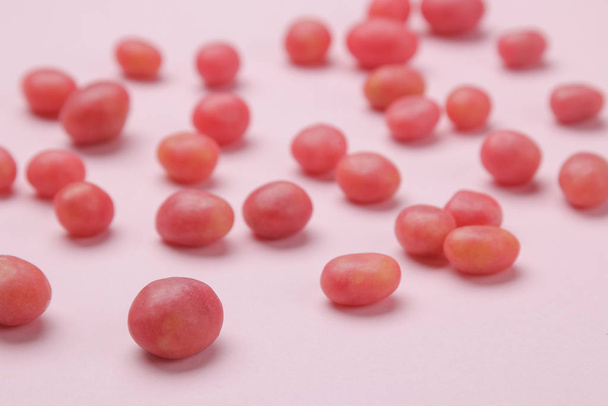 O conceito de minimalismo. Fundo de deliciosos doces rosa brilhante em um fundo rosa brilhante
.  - Foto, Imagem