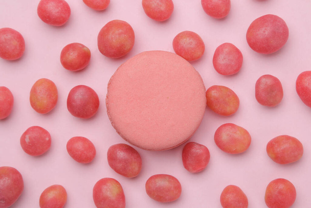 O conceito de minimalismo. bolo de macarrão e deliciosos doces rosa brilhante em um fundo rosa brilhante. vista superior
 - Foto, Imagem