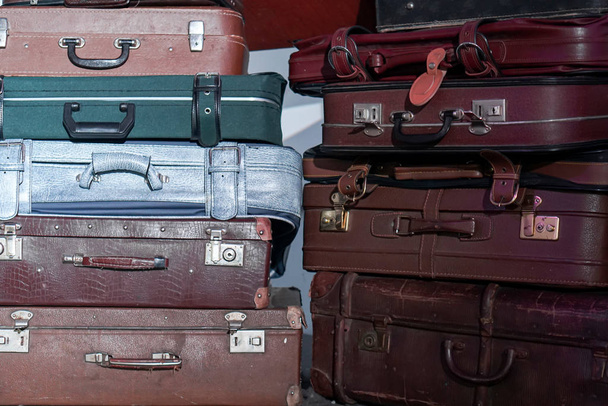 kupac színes vintage bőröndök. - Fotó, kép