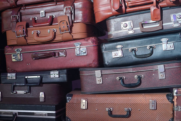 Pile de valises vintage colorées
. - Photo, image
