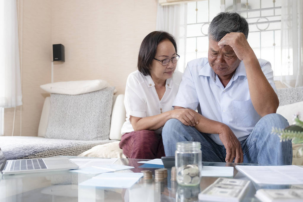 Sérieux couple âgé inquiet calculant les factures pour payer les finances stressé de la dette et des problèmes d'argent
. - Photo, image
