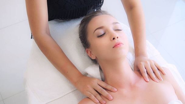 Uvolněná žena dostává masáž ramen v luxusních lázních od profesionálního maséra. Wellness, léčebný a relaxační koncept. - Fotografie, Obrázek