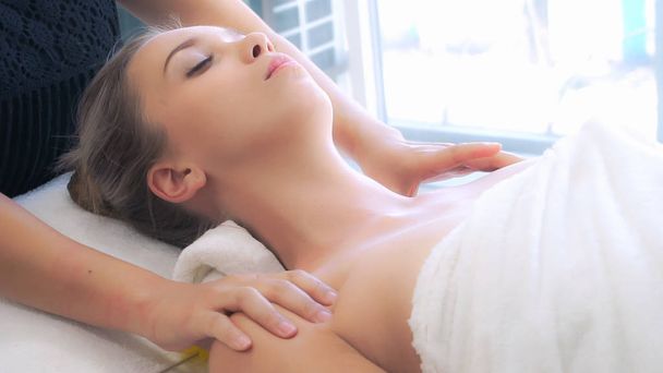 Mujer relajada recibiendo masaje en el hombro en un spa de lujo por un terapeuta de masaje profesional. Bienestar, curación y relajación. - Foto, Imagen