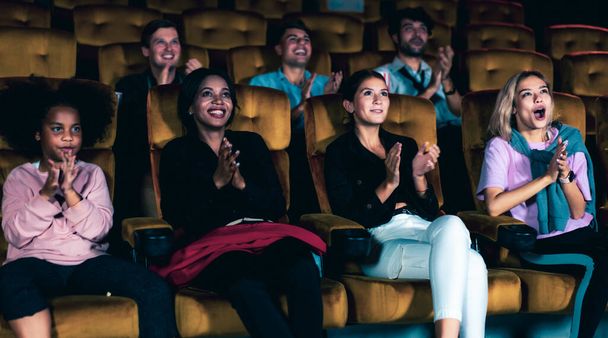 Das Publikum im Kinosaal beim Kinobesuch. Gruppenfreizeitaktivität und Unterhaltungskonzept. - Foto, Bild