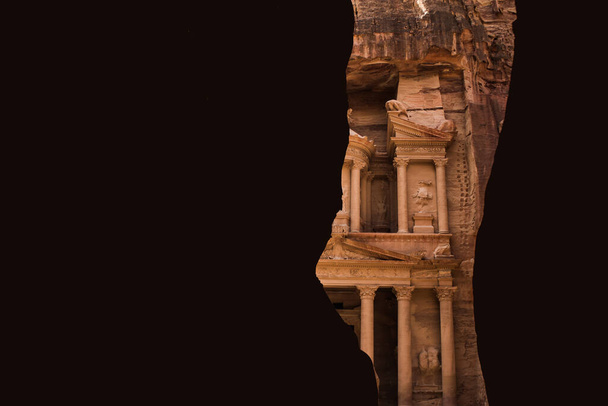 cestovní koncept vzor pro turistickou agenturu Petra poklad starobylé budovy kámen architektura vnější fasáda černé skály rám prostor pro kopírování nebo text zde - Fotografie, Obrázek