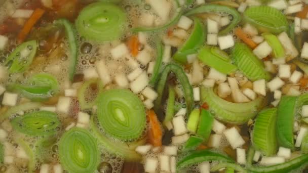 kokende groenten soep bovenaanzicht close-up 4k - Video