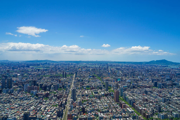 Paesaggio urbano di Taipei e cielo blu visibile da Taipei 101
 - Foto, immagini