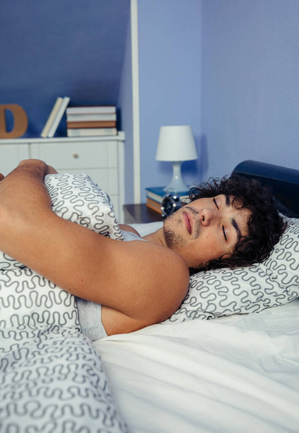 Homem dormindo na cama em casa
 - Foto, Imagem