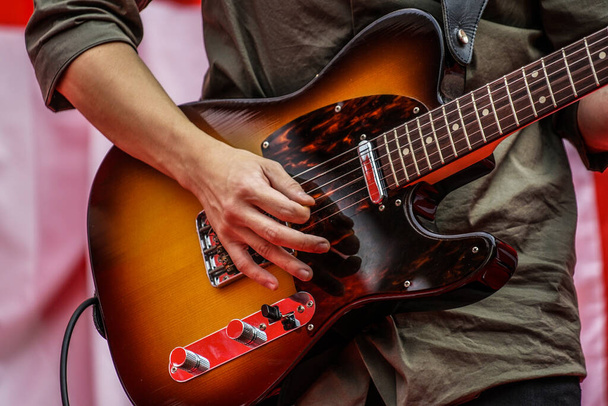 O lidech hrajících na kytaru - Fotografie, Obrázek