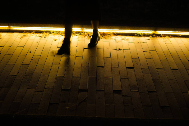 Turuncuyla aydınlatılmış kaldırım tuğlaları - Fotoğraf, Görsel