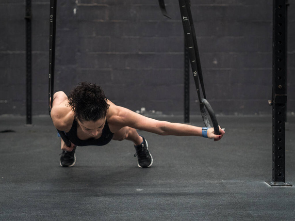 Упражняющая женщина с кольцами гимнастки
 - Фото, изображение