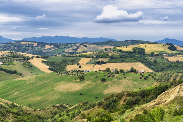 Parque Natural de Atri, Teramo, Abruzzo, Itália: paisagem de calanques no verão
 - Foto, Imagem