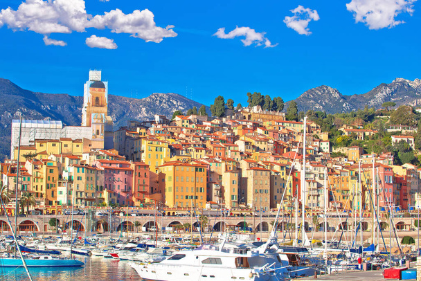 Kolorowe Cote d Azur miasteczku Menton port i architektura widoku, w departamencie Alpes-Maritimes - Zdjęcie, obraz