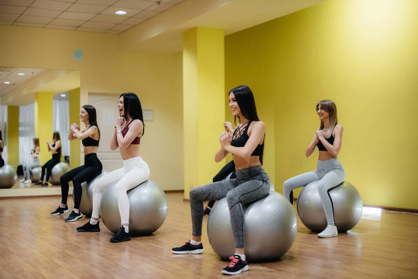A group of young girls engaged in fitness on the balls. Healthy lifestyle. - Foto, Imagen