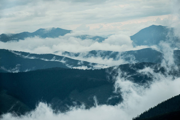 Мальовничий пейзаж з блакитними горами в хмарах
 - Фото, зображення