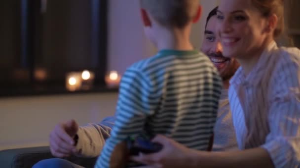 szczęśliwa rodzina ogląda telewizję w domu w nocy - Materiał filmowy, wideo