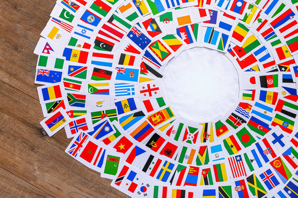 世界中のすべての国の旗。ホワイト編集スペース。旅行者のためのカラフルな背景 - 写真・画像