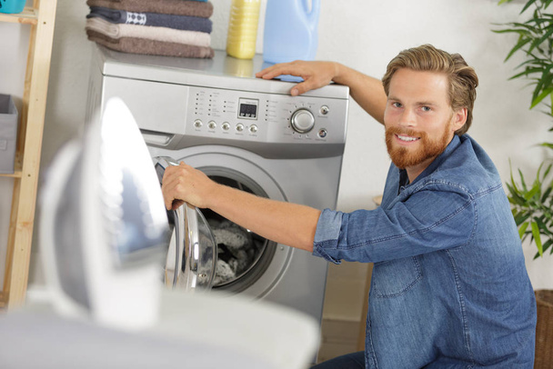 elegant man doing the laundry at home - Foto, afbeelding